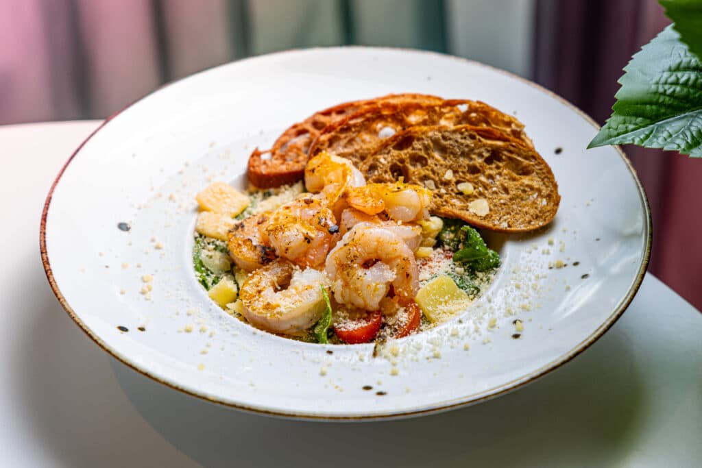 Caesari salat tiigerkrevettidega