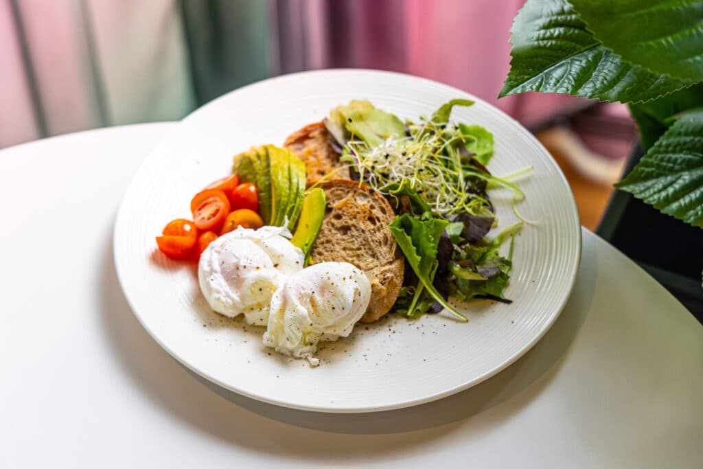 Riveri hommikusöök: pošeeritud munad, avokaado, salat ja ciabatta