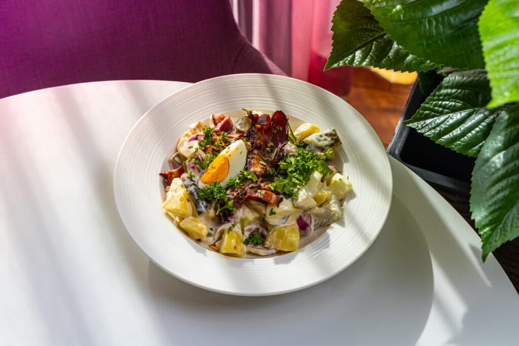 Saksa kartulisalat päikselisel laual