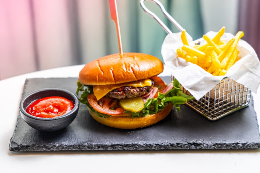 Veiselihaburger friikartulitega